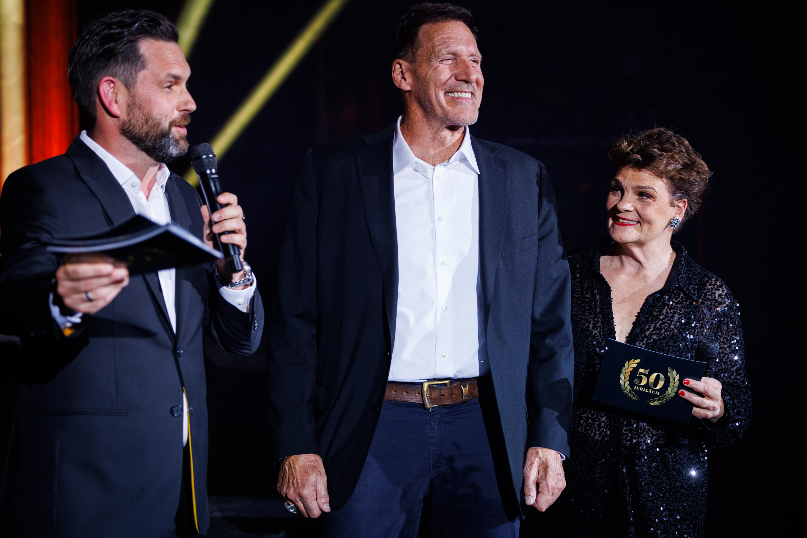 v.l.: Moderator Matthias Killing, Hollywood-Schauspieler Ralf Moeller und Entertainerin Gayle Tufts bei der Jubiläumsgala der Spielbank Berlin im Theater am Potsdamer Platz / Dirk Lässig